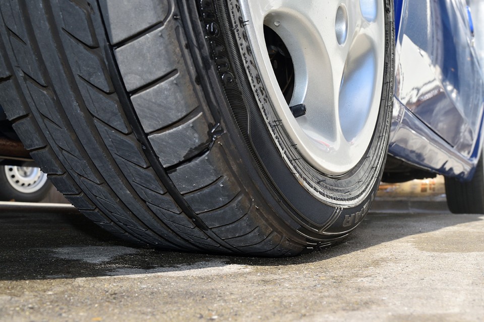 タイヤ残山はまだ十分あるのですが、サイドにヒビが多数見受けられますので、ここは思い切って、ご成約いただきましたらタイヤ4本新品交換サービスします！※現在乗り心地重視の175/60R14ですが、オリジナルサイズの185/55R14のどちらかご希望で。