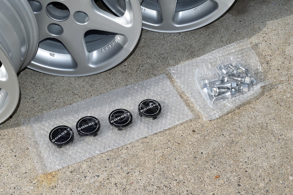 新品センターキャップ、新品スタッドボルトももちろん付属します。