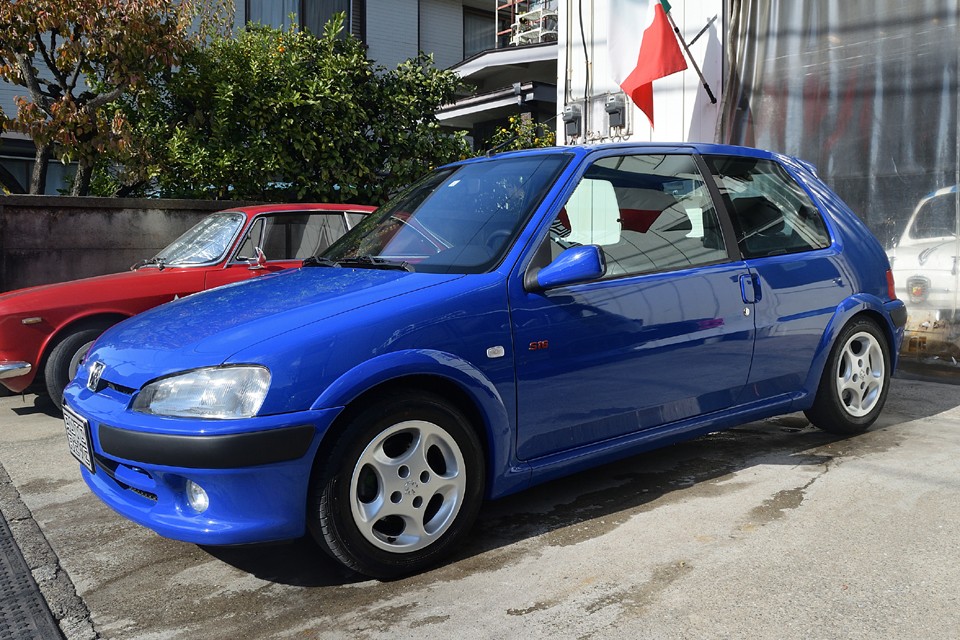 では、ここでおさらいです。初度登録2003（平成15）年10月のプジョー106で最終モデルのS16リミテッド！ボディカラーはフランス車らしい人気のインディゴブルーで、ほぼオリジナル状態！