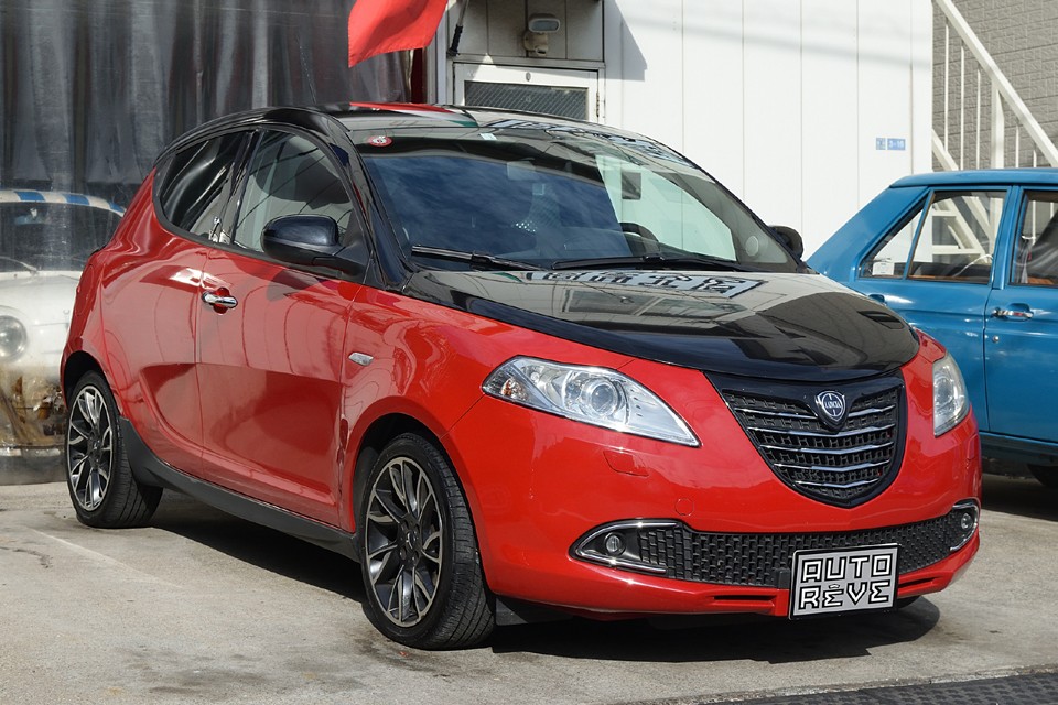 いかにもイタリアンカーらしい「B-color」と呼ばれる大胆なツートーンカラーが刺激的！しかもこんなに違和感なく仕立てるランチア・・・さすがです。