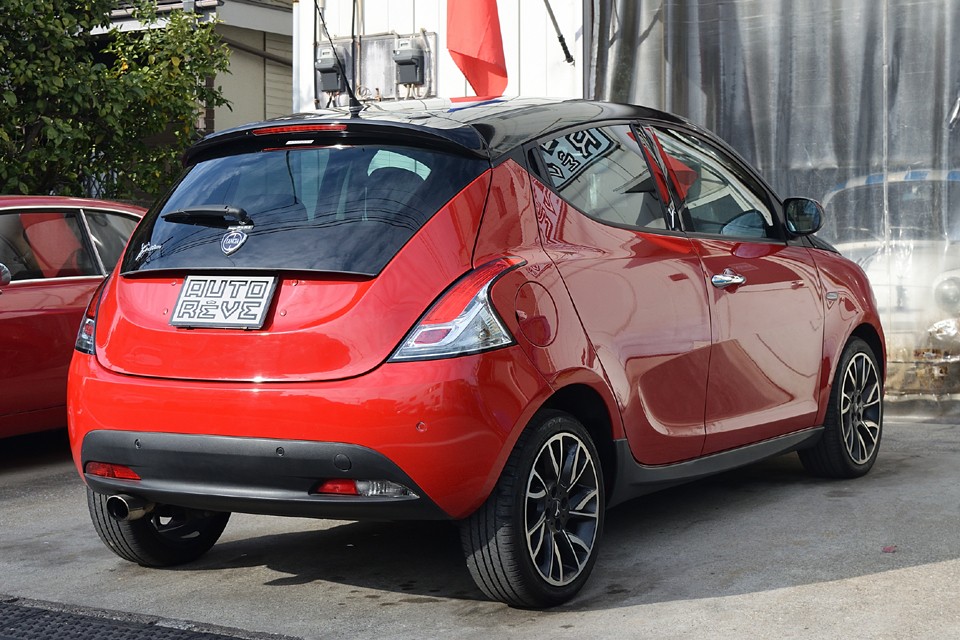 コンパクトカーって、若者や女性をターゲットにした、兎角かわいい感じのデザインが多いですが、そういうのに全く関心の無いランチアが造ると、コンパクトでもこれほど美しいクルマになるのです。