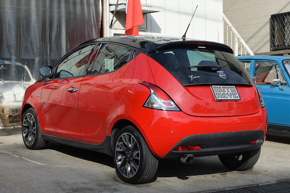 よく見るとボンネット～ルーフ～リアガラスまで、1つの面で繋がっていて、あたかも「B-color」を前提としたボディデザインのよう・・・しっくりくるわけだ。