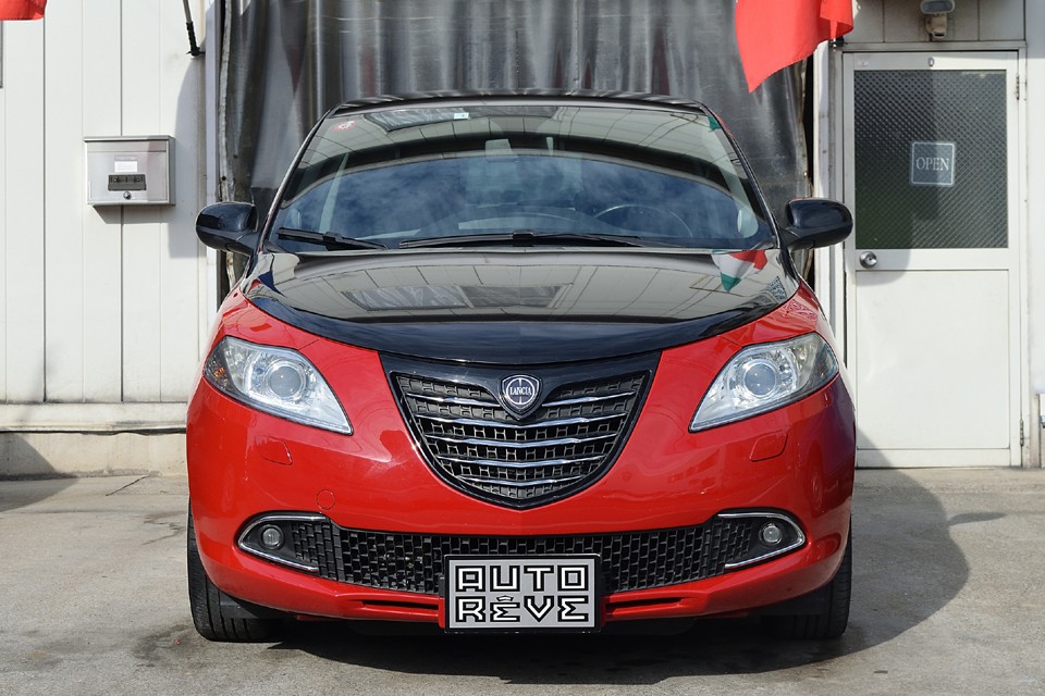 グリル形状とグリルからボディサイドへと続くプレスラインによって、なかば自然に形作られたヘッドライト形状。決して「かわいい」という発想は無いのです。