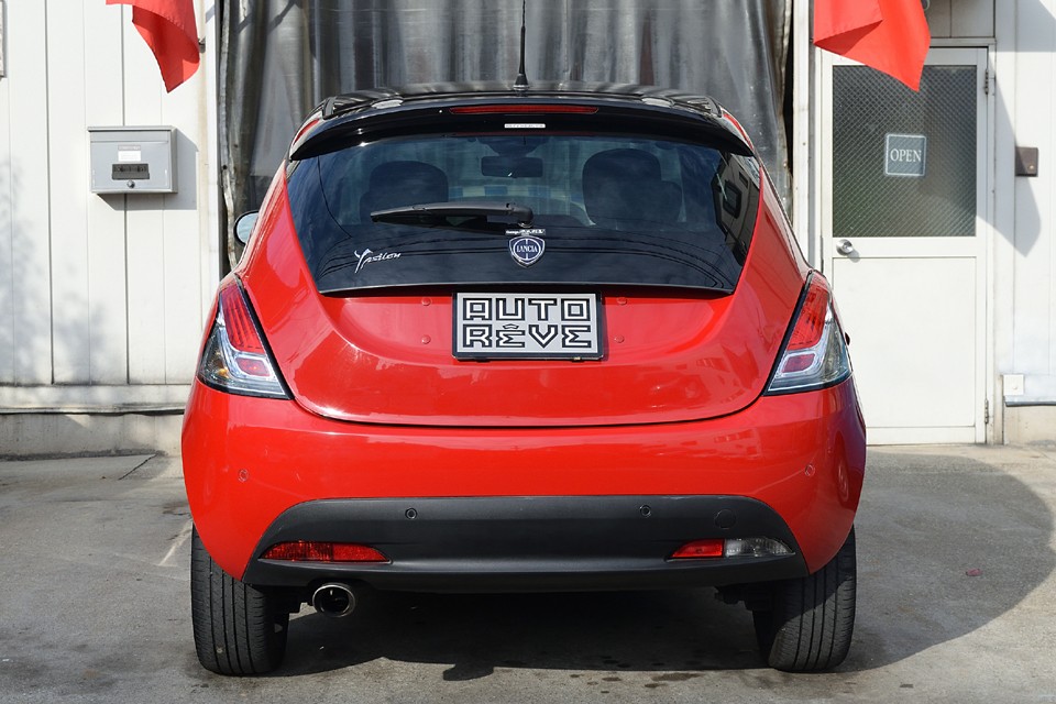 すべてのラインが同じ動き、同じ収束を迎える美しいリアデザイン。ホント素晴らしいと思います。