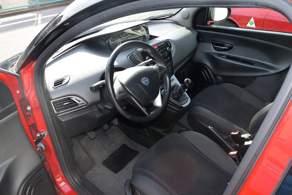 赤黒のボディカラーですから、インテリアはブラックがよろしいかと・・・って言うかブラック一択ですよね。