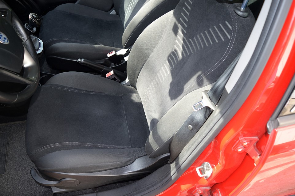 一番傷みやすい運転席がご覧の通り。サイドサポート部なんかは擦り切れてもおかしくない走行距離ですが、切れ、破れ、目立つスレもありません。