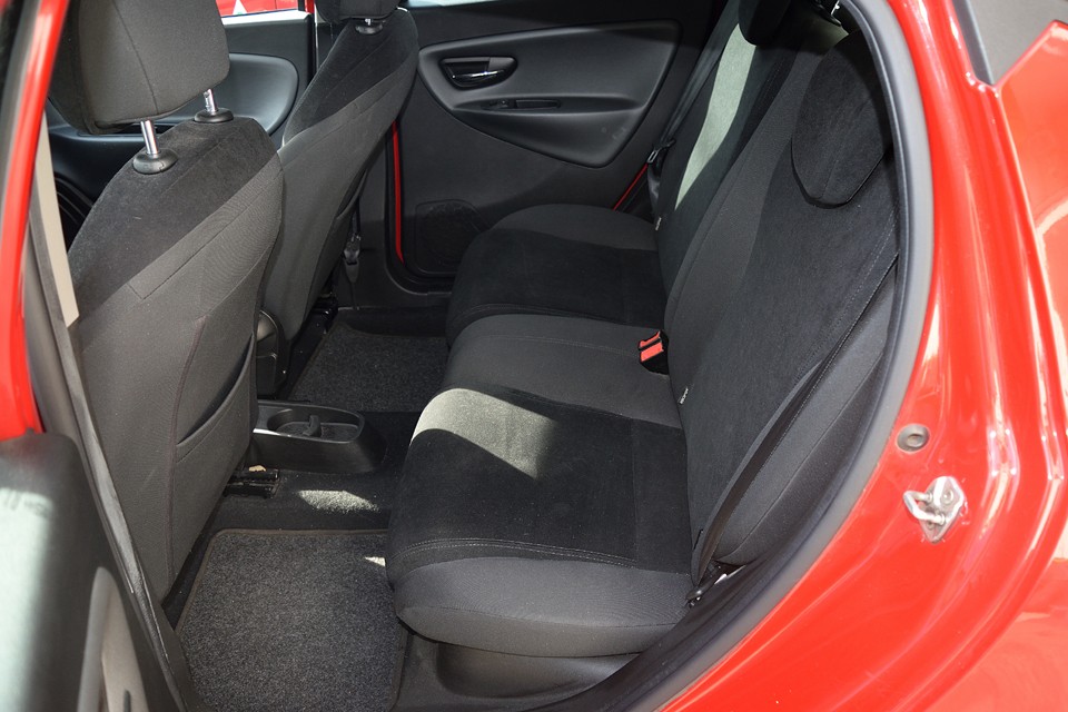 使用頻度が少なかったからでしょうね、後部座席に目立つ汚れはありません。気持ち良くお乗りいただけると思います。