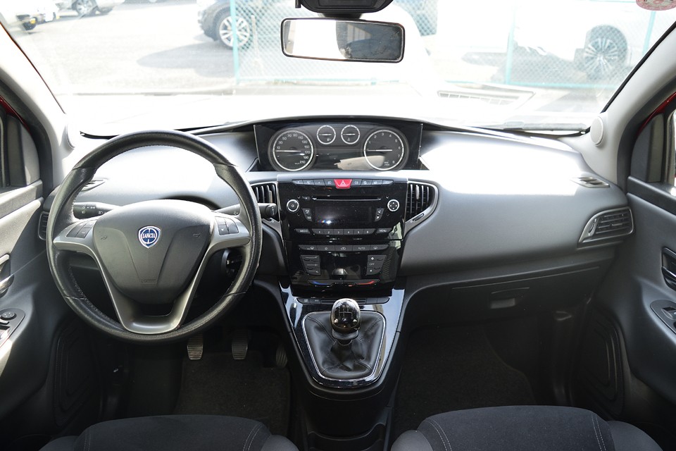 今ではそれほど珍しくないセンターメーターですが、でも他車とは違い、まとまり感があって美しささえ感じるのは、細部にわたって綿密に造り込まれているからではないかと・・・。