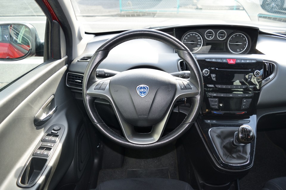 ハンドルの前に何も無いって・・・今でも戸惑うセンターメーターですが、こうして改めて見てみると、ご覧の通り、視認性も悪くないんですよね。