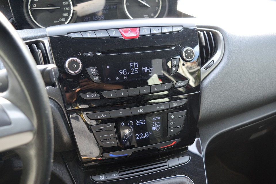 シックなピアノブラックのパネルに、見事に左右シンメトリ―にデザインされたオーディオ、空調の操作パネル。ちなみにオーディオは海外周波数のままなので、一部受信しない局も・・・。