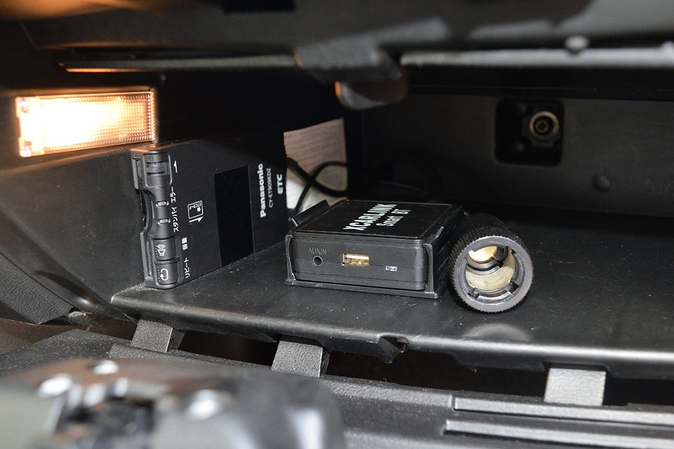 グローブBOX内にETC、シガーソケット電源、それに「XCARLINK」と呼ばれる、bluetooth接続、USB接続が可能になるアダプターを装着！