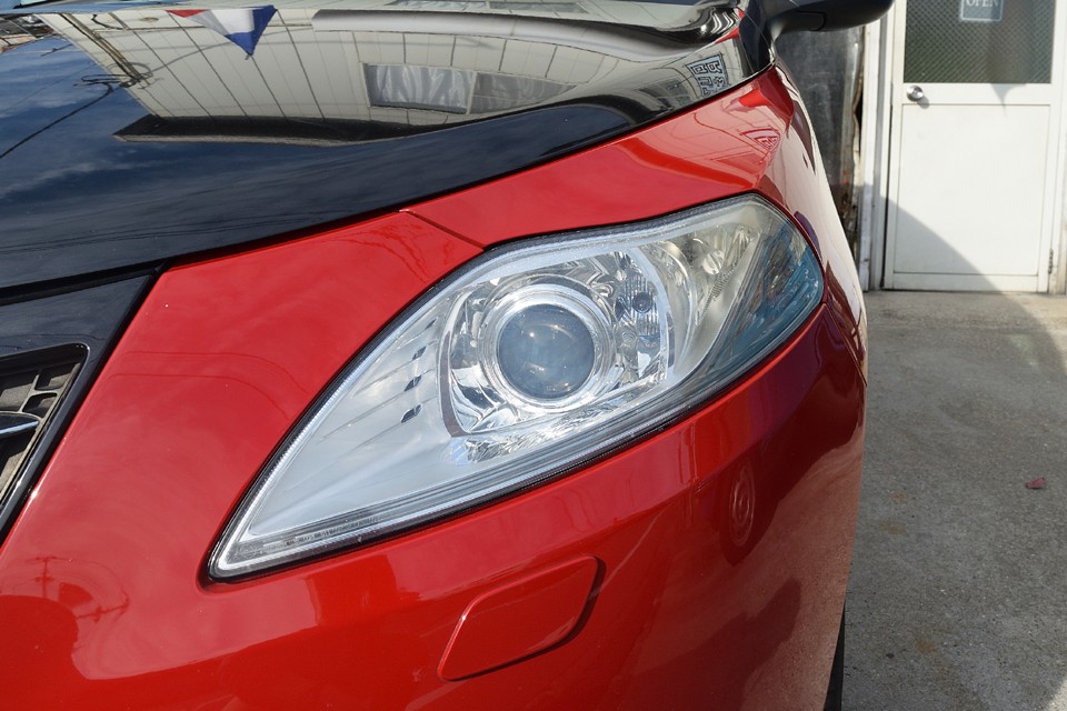 毎度このモデルを見る度に思う事なのですが、正面からみてヘッドライトの上辺の曲線はどうやって決めたのでしょうか・・・謎です。