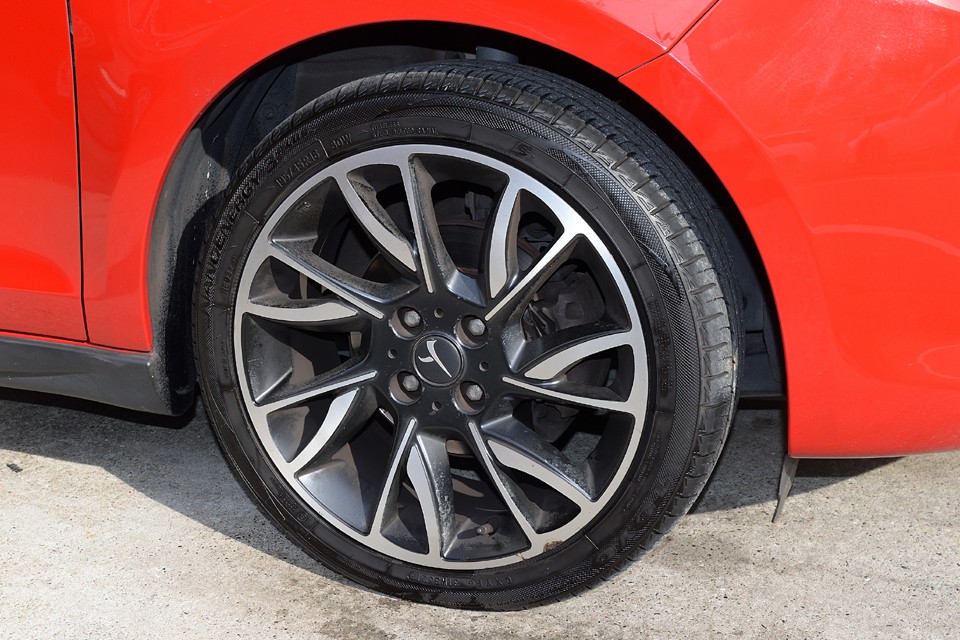 ｙ字をモチーフにデザインされたイプシロンならではの純正アルミホイール。