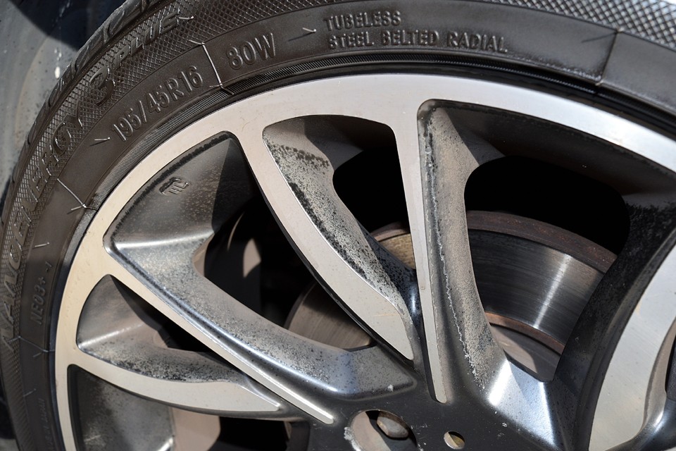 残念ながら黒塗装部分のクリアが、かなり剥がれてしまっている状態です。