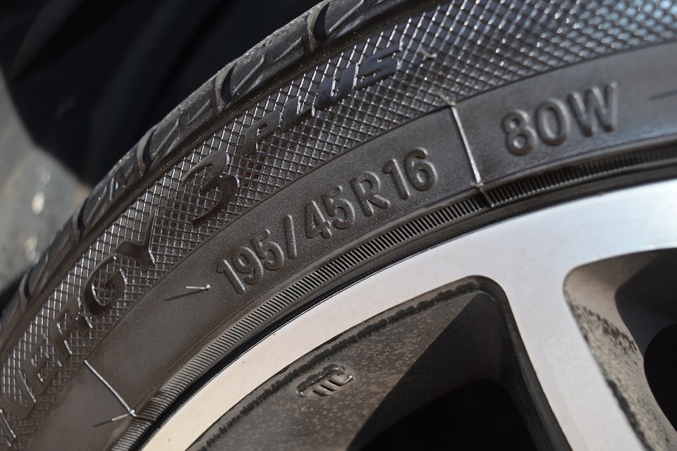 タイヤサイズは195/45R16。わずか85psのクルマにしては、かなりスポーティーなサイズと思えますが、走ってみれば納得のバランスなのです。