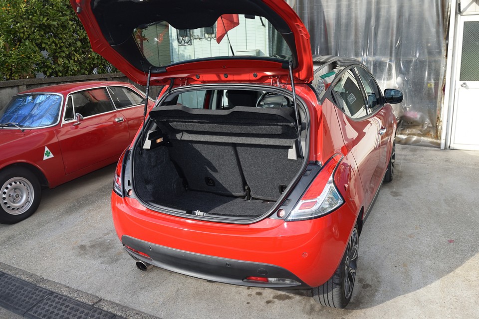 ボディサイズの割には広めのラゲッジスペースかと。ハッチも全面が開く形状なので荷物の積み下ろしも楽々！