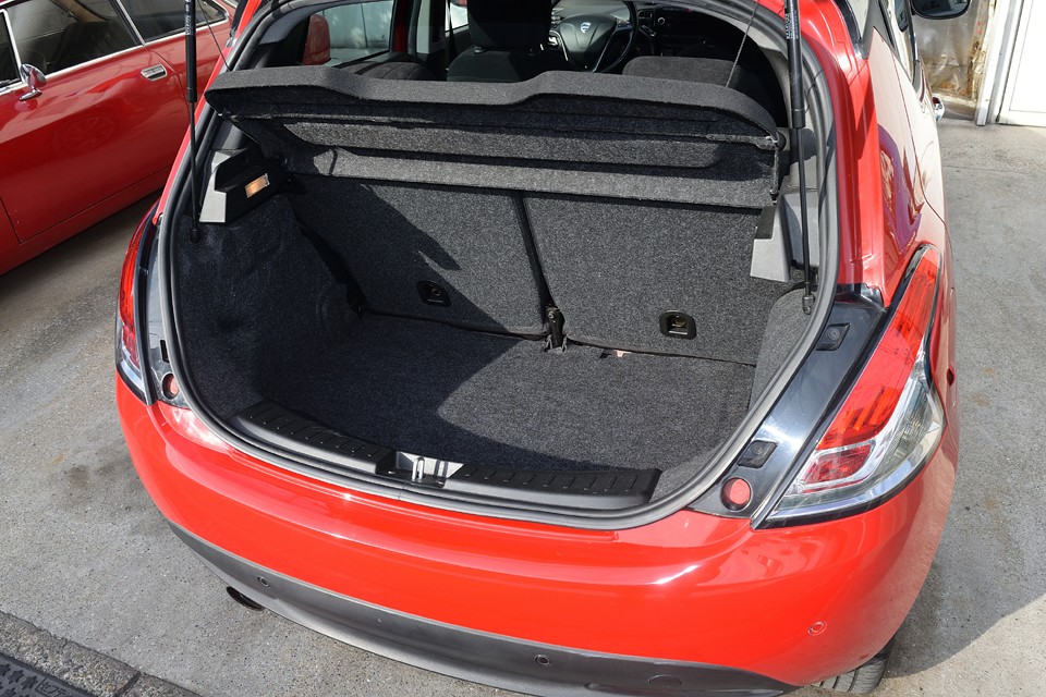 これだけのスペースがあれば日常使用は十分ですね。リアシートもワンタッチで前傾するので、更に広大なスペースに！