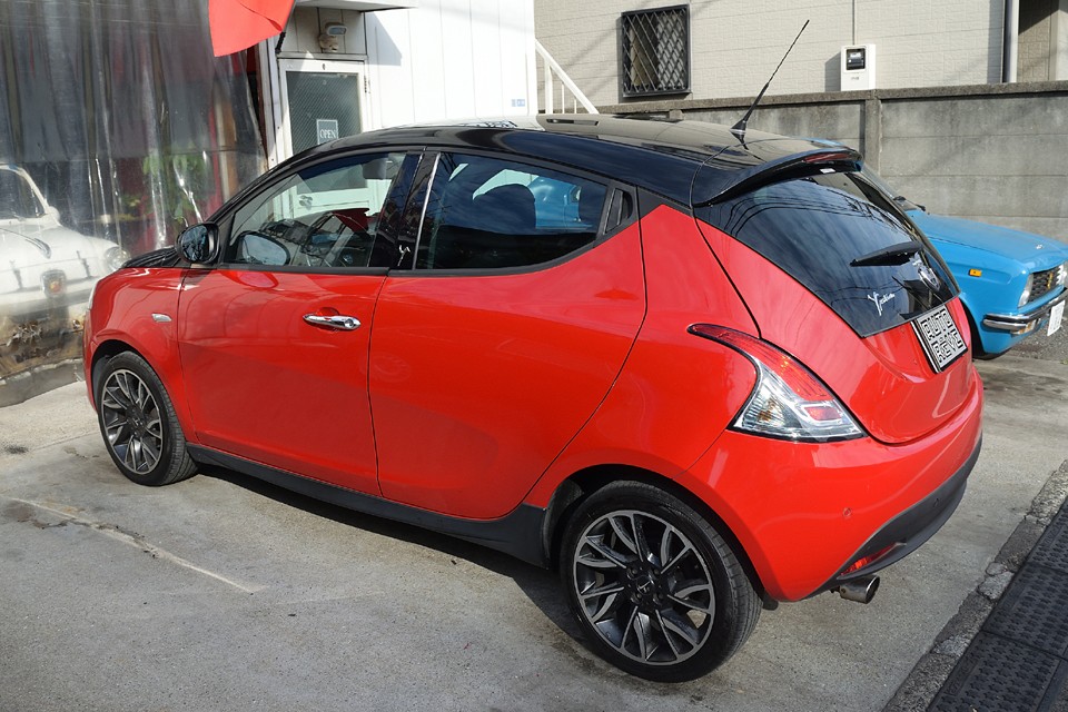 中でもこのブラック＆レッドのイタリア車以外にはあり得ない？！カラーリングで最後の意地を見せてくれたランチア・・・。