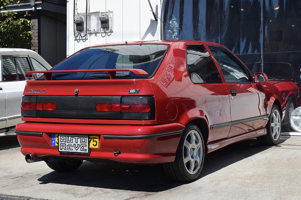 武骨な印象のクリオⅠとは対照的な、シンプルながらも とても洗練されたエクステリアデザイン！今見ても古さを感じさせない美しさだと思います！