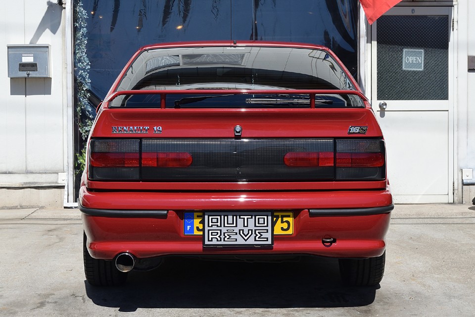 このスペーシーなリアスタイルが何ともいい感じ！この時代ならではの「近未来感」が感じられるユニークなデザイン！