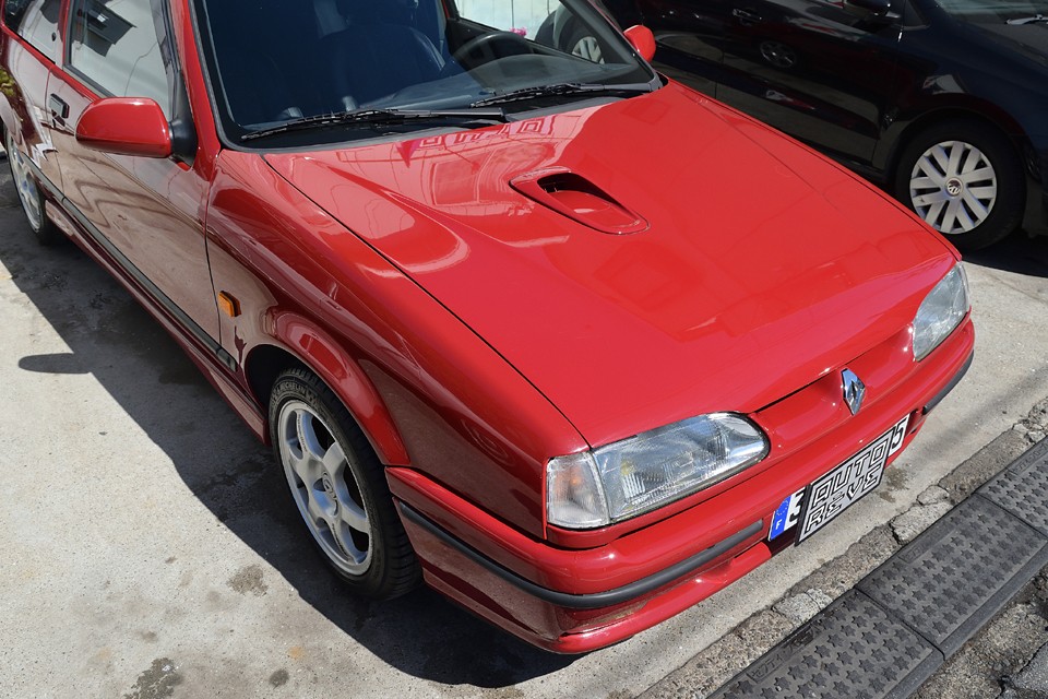 塗装は、過去にオールペイントされていて、尚且つとても質の高いコーティングがされているようで、ボディ全体にわたってツヤのある美しい状態！旧車にありがちな色褪せによるパネル毎の色違いもありません。