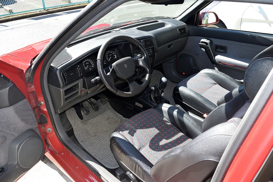 とは言っても、そこは実用主義のフランス車！奇を衒わないオーソドックスなデザインを丁寧に造り込んだ印象のインテリアです。