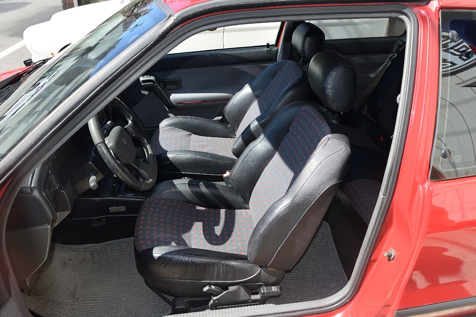 スポーティーグレードの16Sなので、シートはたっぷりしているのに、サイドサポートもシッカリとした形状のもの！座り心地にこだわるフランス車ならではの出来の良さ！