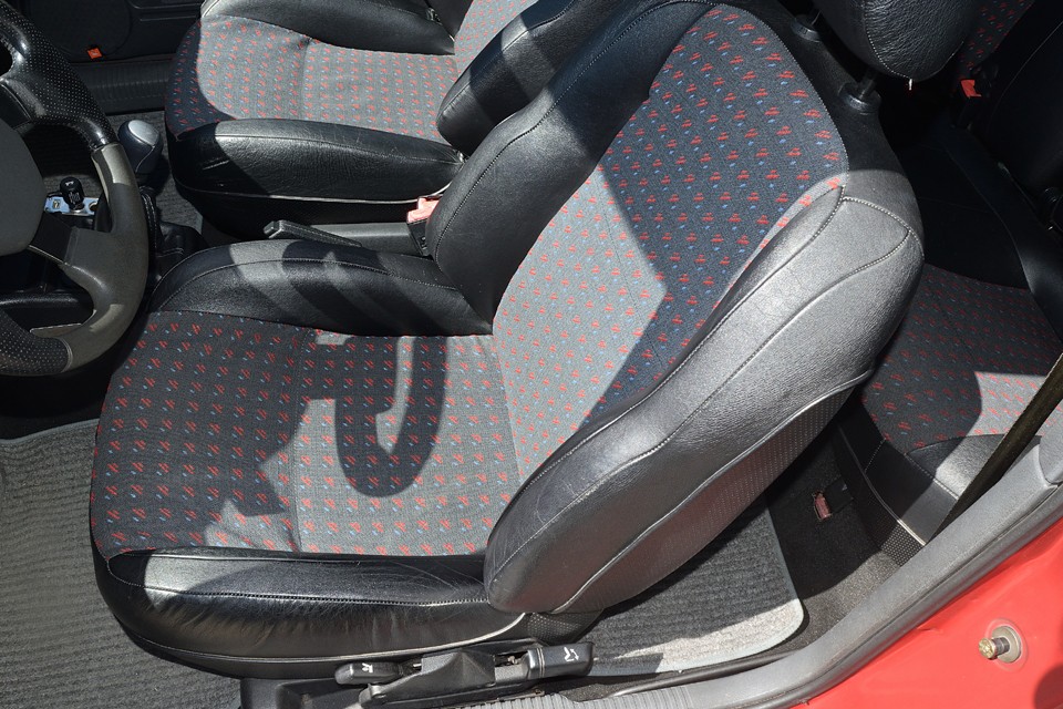 しかも、この状態の良さ！サイドの革部分にはどうしても若干の使用感はありますが、破れは無く、とても清潔な印象です！