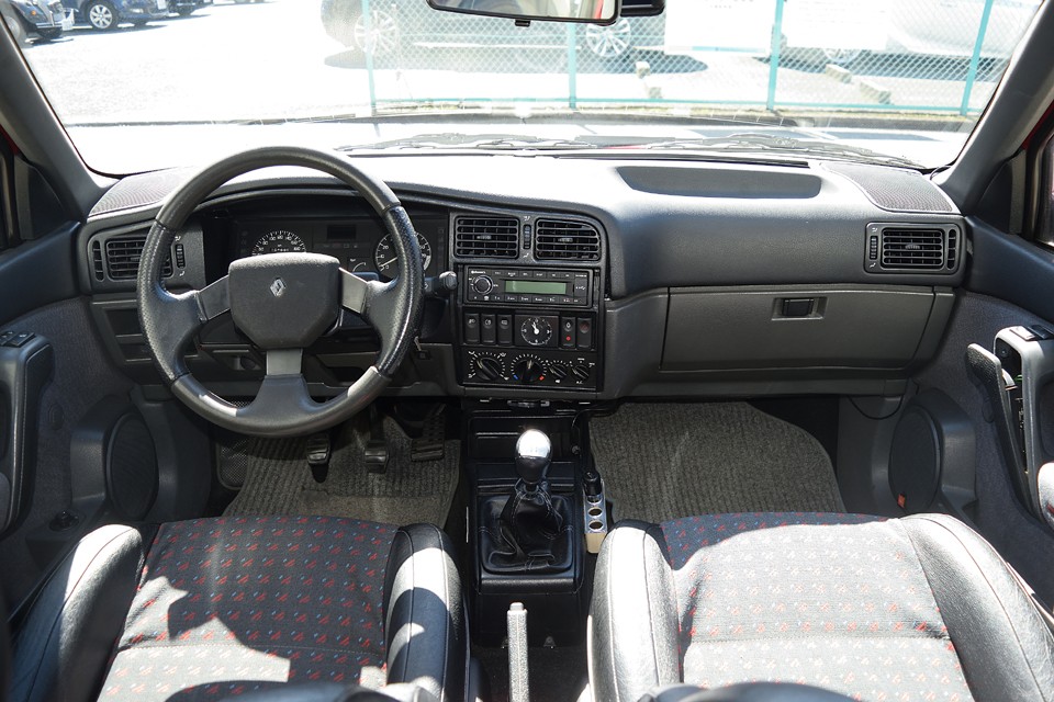 約30年も前ではありますが、既に現代車と変わらないインテリアデザイン！一見、ごく普通のデザインに見えますが、黒グレーの内装とか、長方形のシーソースイッチとか、ルノーぽっさがあちこちに・・・細か過ぎて伝わらない？！（苦笑）