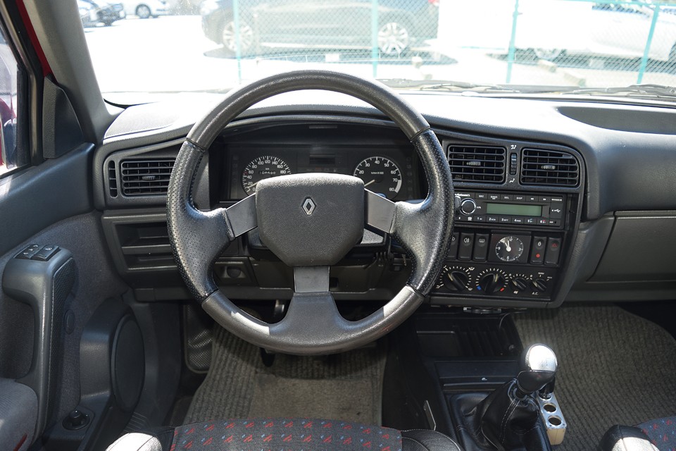 例えば、ステアリングのセンターパッドの形状はまんま21（ヴァンテ・アン）だし、手前が平らな形状のシフトノブは5（サンク）譲りだし・・・って、そういうとこ見て楽しむのもどうかと思いますが（苦笑）