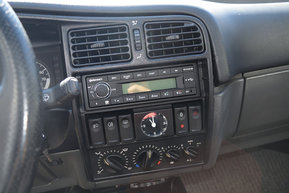 更に半年後の平成30年6月、87,760km時にＦＲショックアブソーバ、更に前々回車検の令和2年2月、92,464km時にＦブレーキパッド、右リアハブベアリング、サーモスタット、水温センサー等交換歴有り！