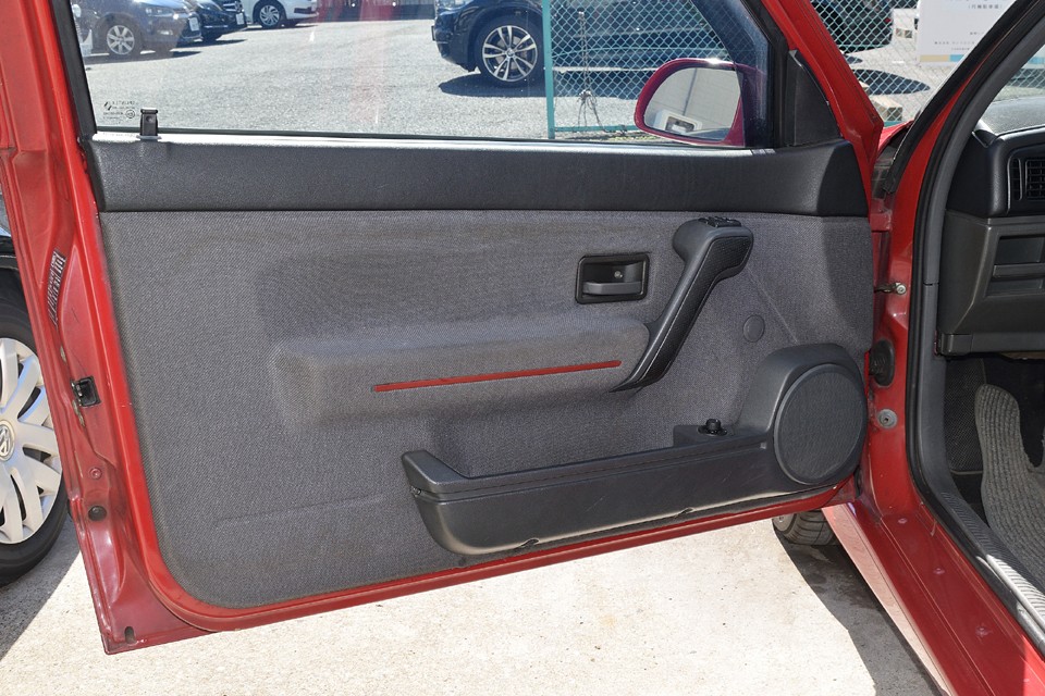 ドア内張りです。目立つ損傷はありませんが、全体的に薄い汚れはあるでしょうか。でもこの状態ですから、年式を考えれば大切にされてきたのがお分かりいただけるかと。