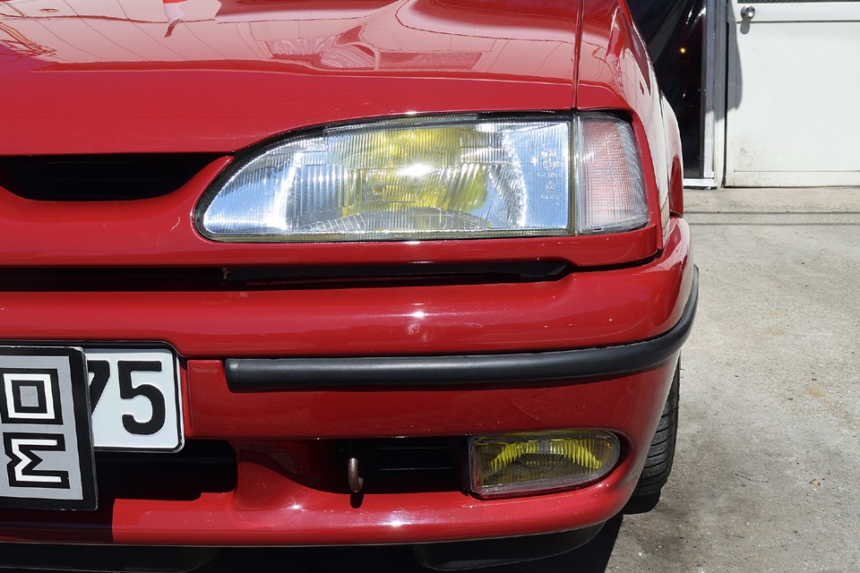 ヘッドライト、フォグともにガラスレンズなので、旧車にありがちな白く曇ることもありません。