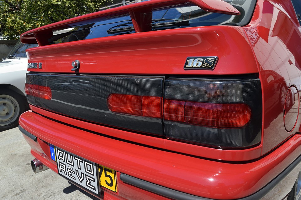 リア面のほとんどを占める樹脂レンズが、レトロ感があって何ともいい感じ！40～50歳代の方には懐かしい感じだと思いますが、若者にはむしろ新鮮な印象なんでしょうね。