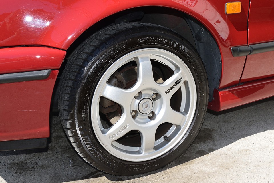 現在ホイールは欧州車には定番のspeedline製アルミが装着されています。スッキリと引き締まった印象はスポーティーグレードの16Sにはピッタリ！