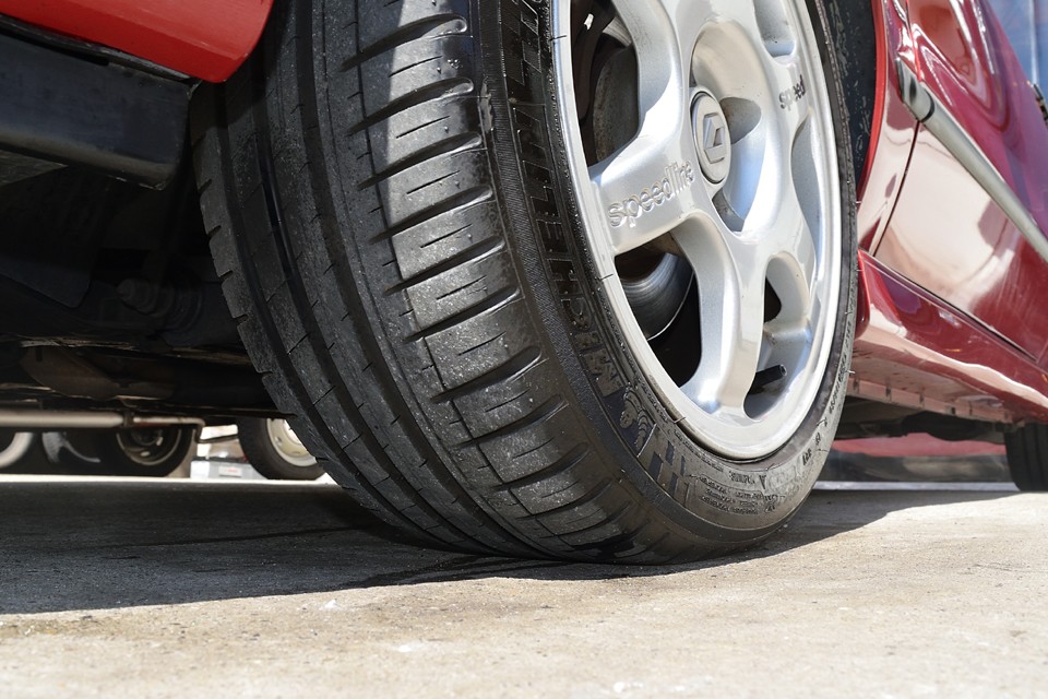タイヤはフレンチスポーツの定番、MICHELIN Pilot Sport 3で残山は7～8分山というところでしょうか。しばらく交換の必要はなさそうですね。