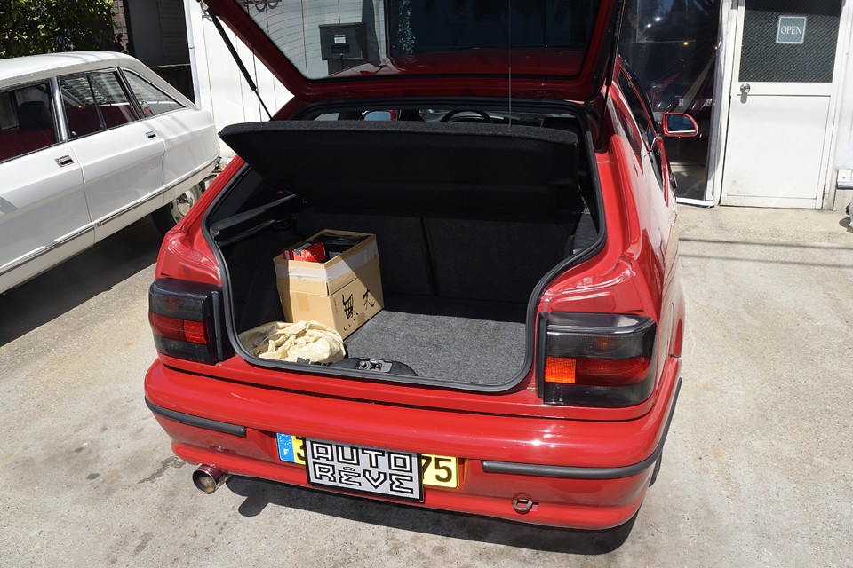 少し重ためのハッチではありますが、開ければやはりハッチバックは使いやすくてとっても便利！容量もタップリで日常使用には十分な広さです。