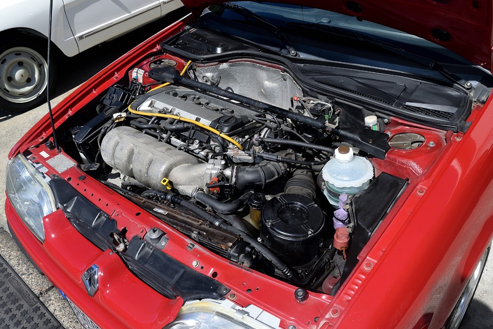 直列4気筒DOHC16V 1764cc、最高出力139ps/6500rpm、最大トルク16.5kg・m/4250rpmを発生するパワーユニット！あのクリオ・ウイリアムスには数値では若干劣るものの、空気抵抗値（cd）0.30のおかげか、加速性能や最高速ではそれを上回る実力！