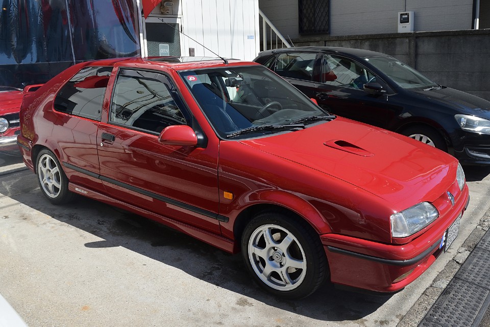 ご参考までにFastestLaps.comによると、Clio Williams 0-100km加速 7.8sに対し、Renault19 16S 同タイムの7.8s、同様に1/4mileラップ15.9sに対し15.7s、最高速は215kmに対し226kmとR19の勝利なのです！