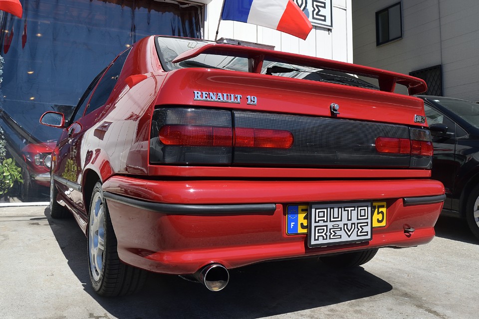 毎度言いますが、この時代のルノーは『鉄塊を真綿でくるんだ』ような芯のシッカリしたボディのおかげで、タイヤ、サスペンションはその性能をフルに発揮し・・・。