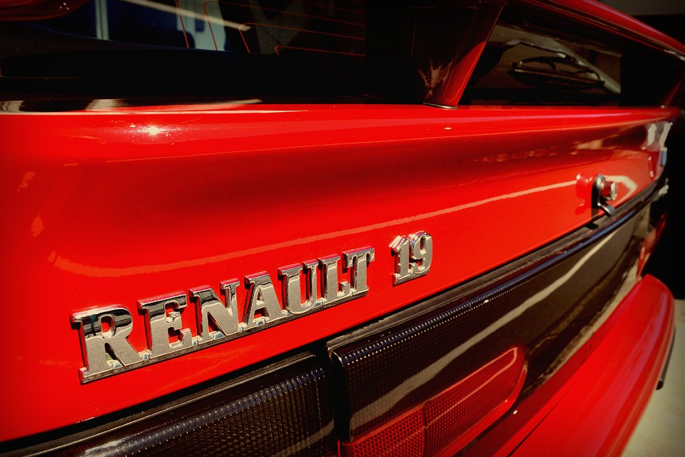 普通なのに異端、繊細なのに力強い、気弱なのに自身タップリ、柔らかいのに強靭・・・言葉にすると不可解ではありますが、それほど奥深い魅力があるとも言えるのではないかと・・・。