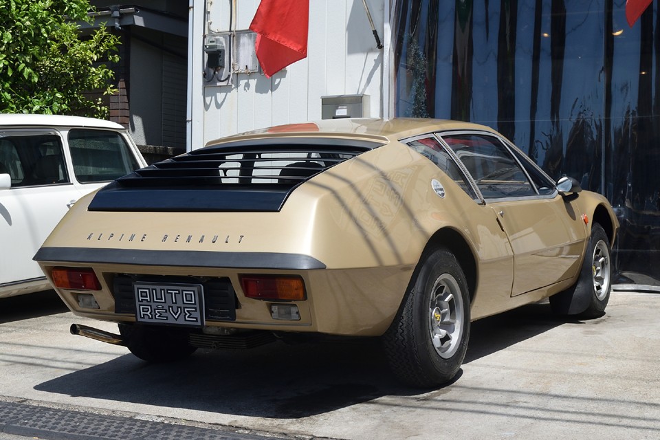 ブルーメタリックのイメージが強い310ですが、ブルー以外にもオレンジ、イエロー、レッド等、意外とカラーバリエーションは豊富。中でもこのシャンパンメタリックの妖艶な感じは独特ですね。