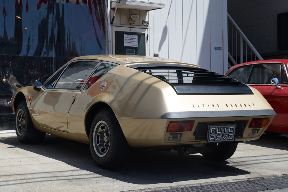 前衛的なイメージとスポーティなイメージを兼ね備えた独特のフォルムに、このシャンパンメタリックの妖しさが加わって、他車には無い存在感が漂います。リア周りの造形がキレイに見える色でもありますね。