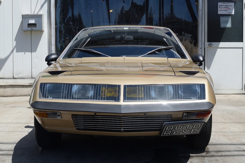 同じ310でも、直4／1600ccと、V6／2700ccとではフロントフェイスが大きく異なります。フロント全面が6連ライトで覆われ、よりアバンギャルドなイメージの1600ccが人気があるのも分りますね。