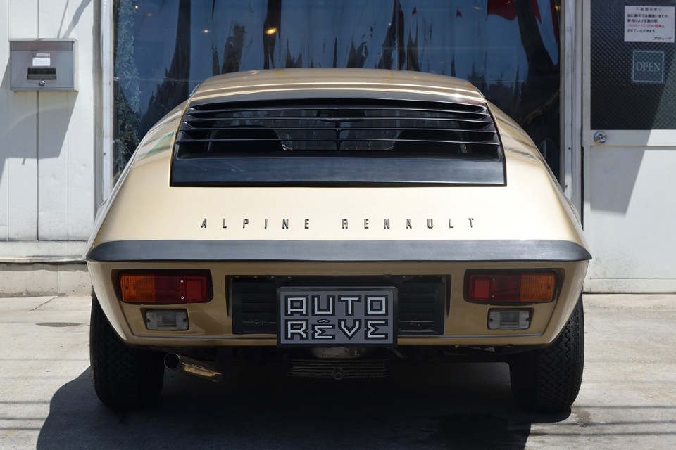 奇抜な造形と言えるリアデザインですが、改めてじっくり見ていると、第一印象とは異なり、至って普通と言うか、スッキリとシンプル思えてきます。それって・・・良いデザインの特徴かと。