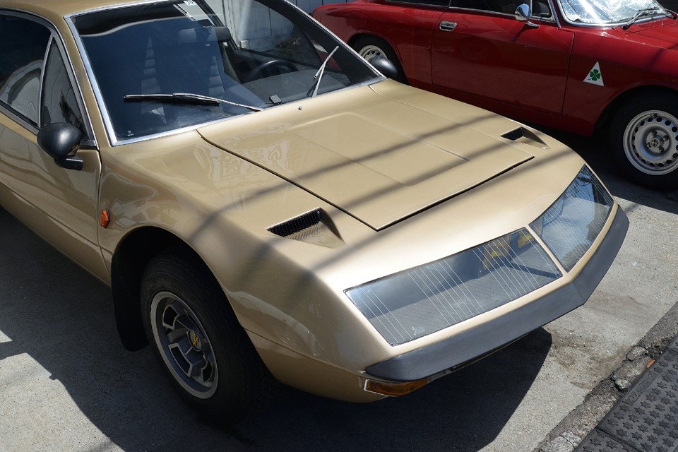 この個体の履歴を少しご説明を。現オーナー様により、令和3年11月に国内初登録されていますので、国内ワンオーナー車で、とても美しく仕上がったボディワークはその直前に実施されたようです。