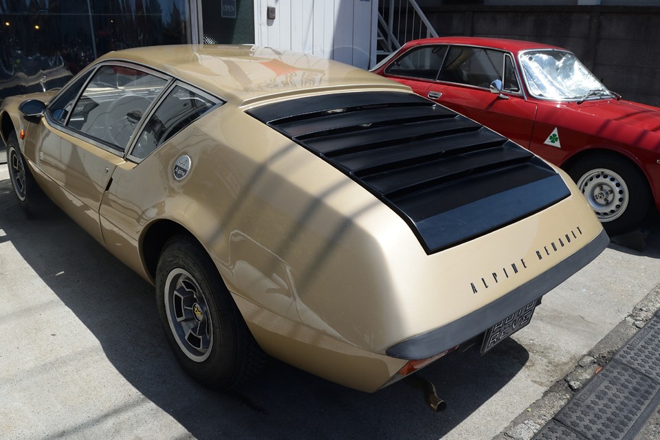 もちろんFRPボディにつきものの塗装のクラックは既にあるのですが、それを防ぐのは物理的に不可能ですので、この個体の一部とお考えいただければと。