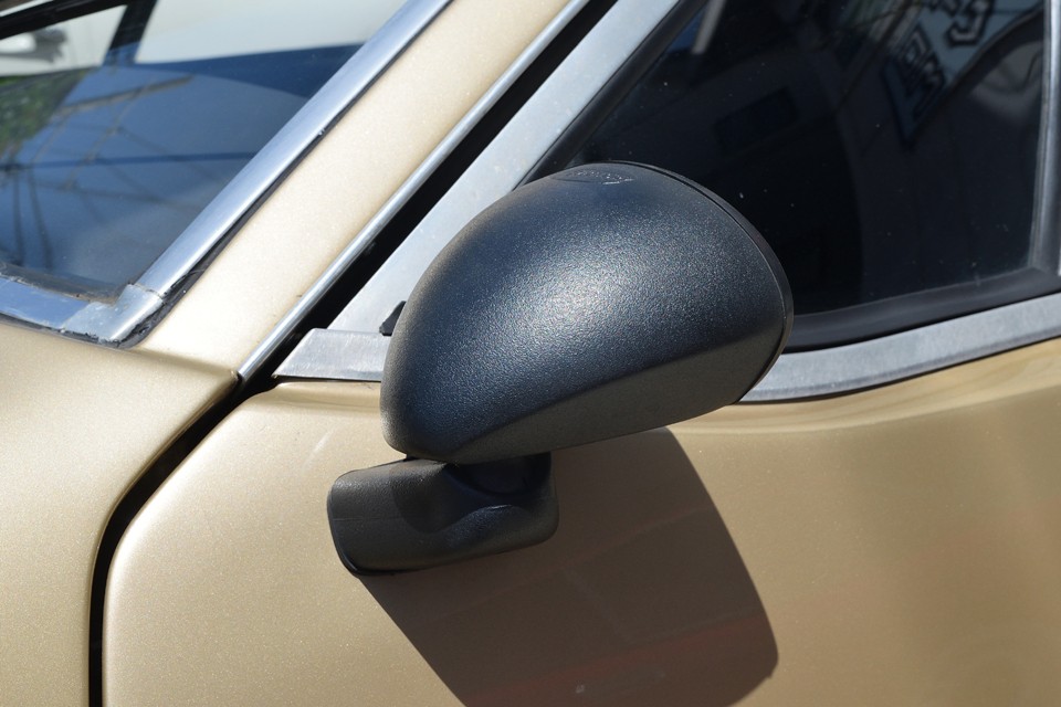 ドアミラーは、この時代のスポーティーなクルマには定番のVICTORY製のビタローニ・セブリングタイプのミラーを装着。って言うか、これ以外に選択肢ある？