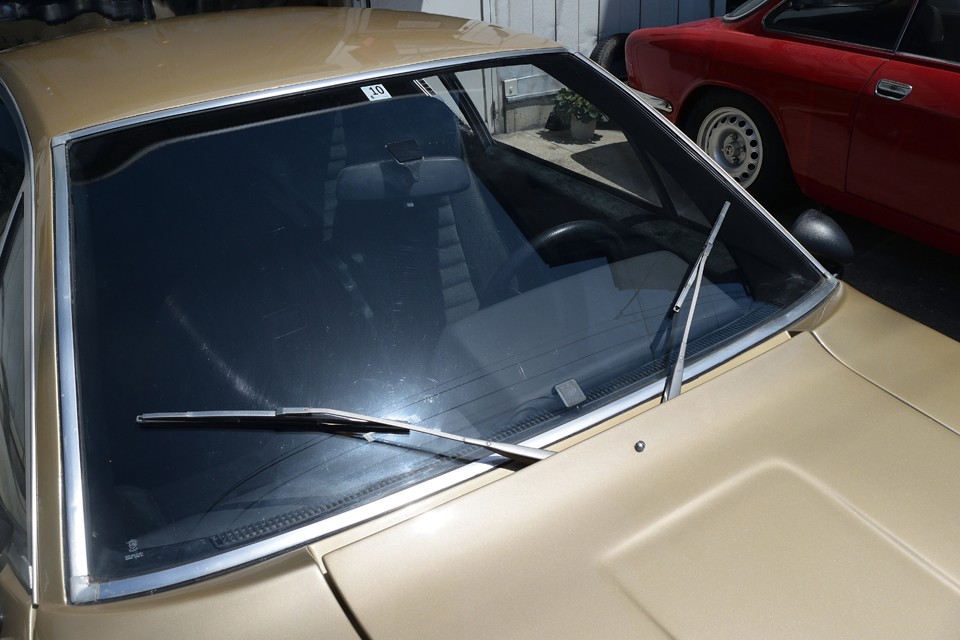 所謂、喧嘩ワイパーですが、その動きは何とも有機的。まるで生き物のような動きをします。