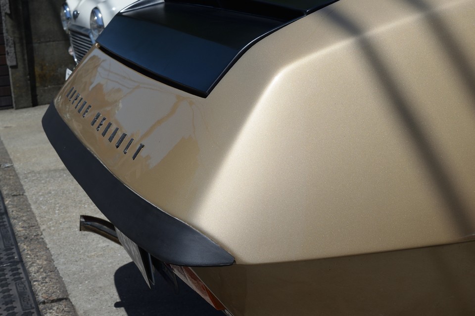 まるで流麗な女性のアイラインの様に、ボディ後端を引き締めるブラックバンパー。